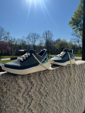 Kizik UNISEX ATHENS Blue Knit Slip-On Sneakers with Cream Laces